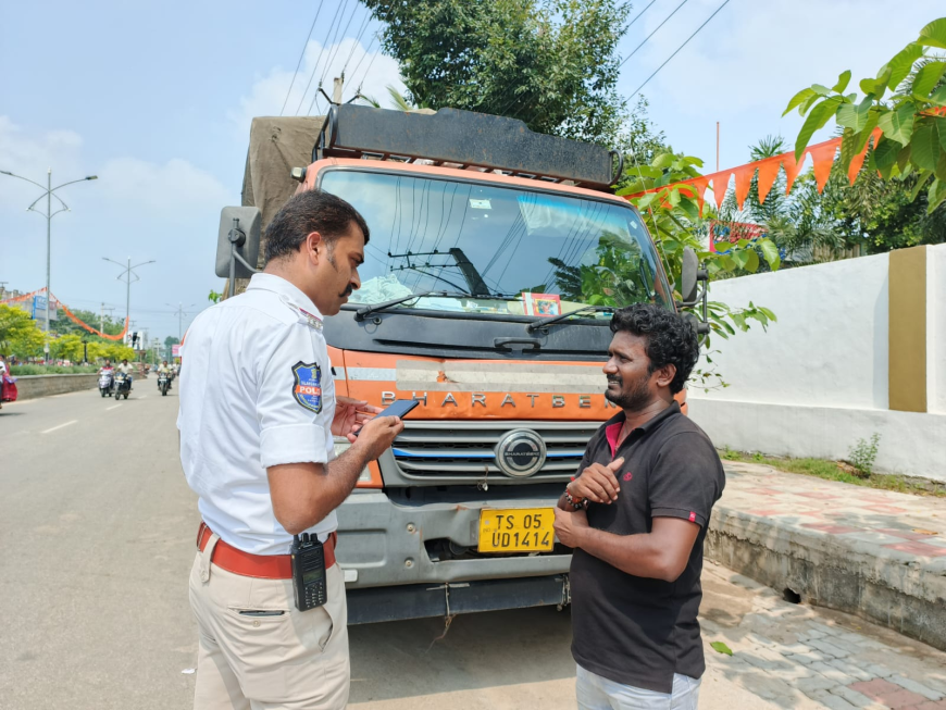 భారీ వాహనానికి జరిమానా వేసిన  ఎస్సై సాయి రాం