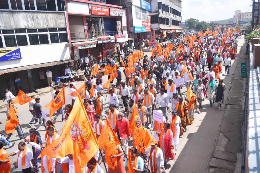 కొడగులో బంగ్లాదేశ్ చొరబాటుదారులపై హిందూత్వ కార్యకర్తల ఆందోళన