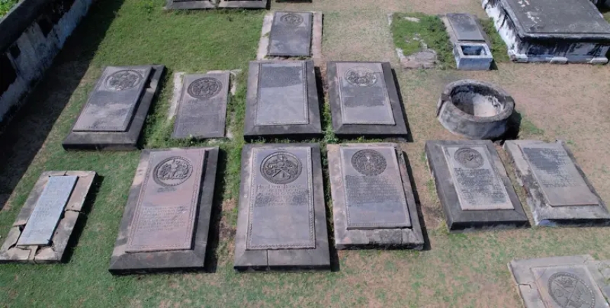 What is the history of the eerie Dutch tombs near Pulicat Lake- complete with skulls and skeletons?